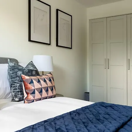 Luxury Canalside In * Leeds (West Yorkshire)