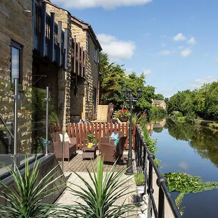 Luxury Canalside In Leeds *