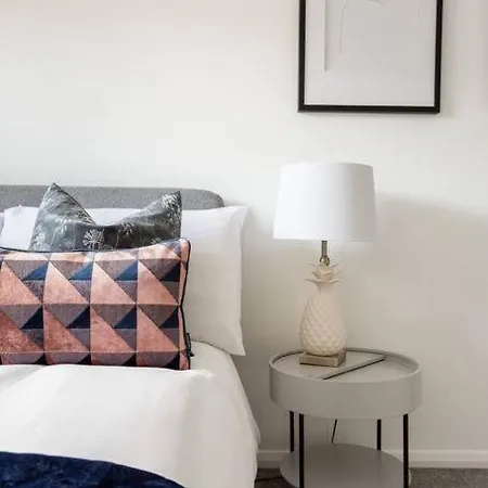 Luxury Canalside In Leeds Holiday home