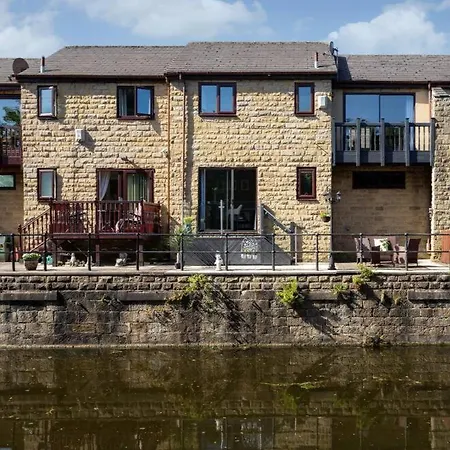 Luxury Canalside In * Leeds (West Yorkshire)