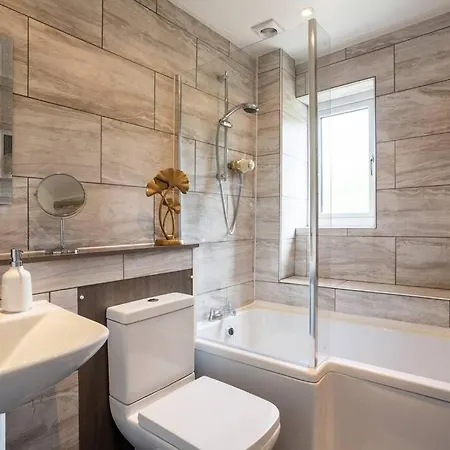 Luxury Canalside In * Leeds (West Yorkshire)