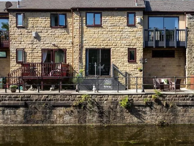 Luxury Canalside In * Leeds (West Yorkshire)